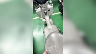 Đái lên xe đạp điện của người lạ tại nhà xe