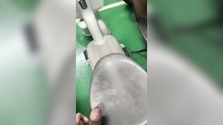 Đái lên xe đạp điện của người lạ tại nhà xe