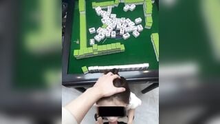 Chơi mạt chược thua nên phải bú cu cho bạn thân