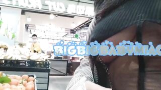 Lén lút khoe vú ở siêu thị