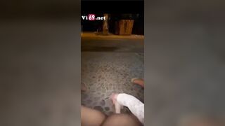 E gái thủ dâm ở trước cửa nhà người ta bắn nước bị hàng xóm phát hiện 2