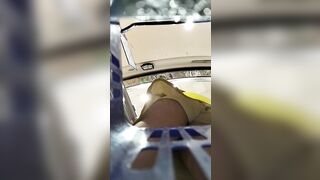 Quay lén váy em nhân viên siêu thị