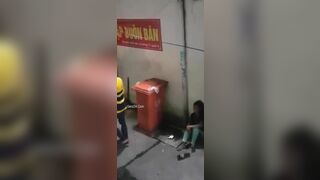 Clip Sex Tài Xế Bee Hiếp Dâm Em Gái Ăn Xin Bú Cặc Mình Trong Hẻm
