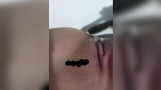 E gái ms lớn thích nghịch bút bi, Thản nào đi học có mùi lạ