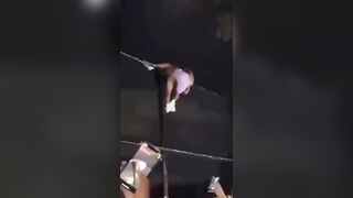 Độc lạ đụ gái ngoài trời bị mọi người video