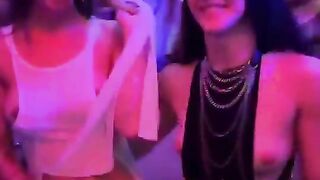 2 Em Show Hàng Ở Ngay Quán Bar
