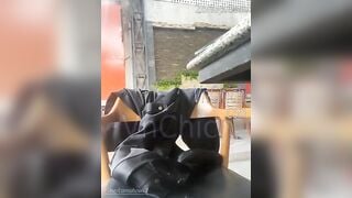 nami11 public tại thư viện, vừa đọc sách vừa show hàng cho fans thèm chơi