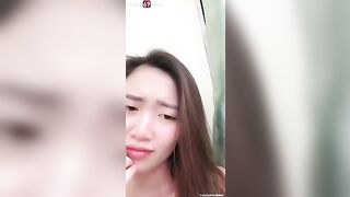 Chồng cho vợ livestream khoe hàng kiếm tiền mua bỉm .