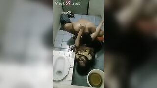 [Reup] Chơi em gái say xỉn trong wc quán karaoke