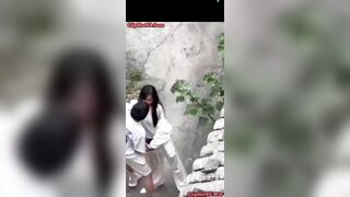 Em học sinh cho bạn trai móc chem chép ngoài đườg.