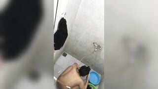 Em Sinh viên tắm