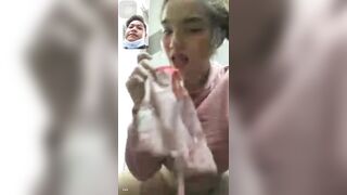 E gái đi máy bay lén vào Wc móc lồn cho Thg Chú đề có tiền đi chs tiếp viên cứ gỡ cửa