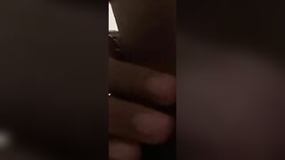 Loli vào wc thủ dâm mà mẹ cứ gõ của tắm gì laau thế còn cay vl