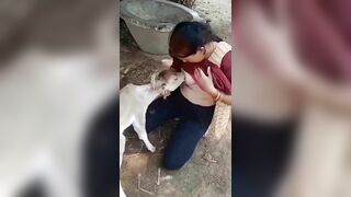Nuôi thú bằng sữa người