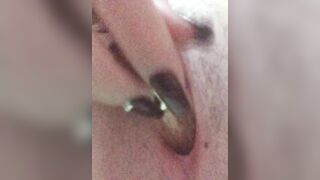 E chuppy nhét chai nước hoa vào lồn cho thơm trước khi đi địt