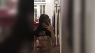 Đang show vú trước gương thủ dâm thì mẹ gọi làm a giật mình