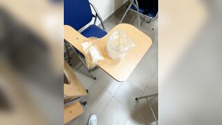 Khi lớp học ko có ai, e học sinh lén thủ dâm bắn nước rên trong phòng giảng dậy