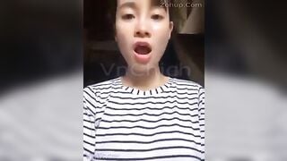 Gái quê đó dâm lắm, bố thì ở ngoài nch lấy ck, con thì thủ dâm sau lưng bố