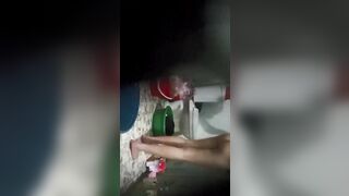 Quay lén em họ tắm dáng đẹp vú to
