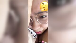Em gái đeo kính răng kểnh video call với ngiu giống tiktoker tươii tắn xink xắn :>