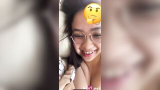 Em gái đeo kính răng kểnh video call với ngiu giống tiktoker tươii tắn xink xắn :>