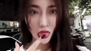 E gái đi tắm nơi công cộng bị biến thái quay lén trong lúc xoa lồn thủ dâm