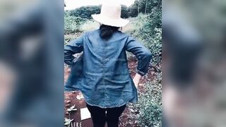 Bắt e học sinh kính cận cởi áo khoe vú đái ở giữa ruộng nhà người ta