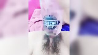 Em Gái ở nhà một mình nứng lồn quá thủ dâm với chai nước cho sướng lồn