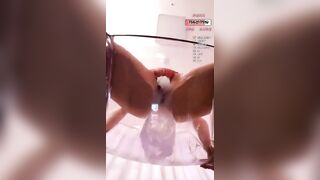 E gái đái lên ghế xong lấy đít lau dâm thủy siêu tà dâm