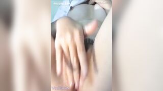 Bé học sinh thủ dâm trước gương trong WC thì bị anh trai vào ép địt