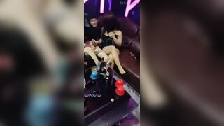 Đi karaoke mà nứng quá đè địt luôn e nhân viên trên bàn nhậu địt trước mặt lũ bạn