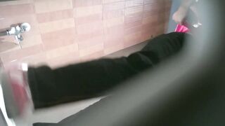 Quay lén gái xinh đi đái 12