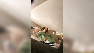 Con bạn rủ sang nhà chs bảo đi tắm, Thg súc vật quay lén 2 chị e tắm luôn