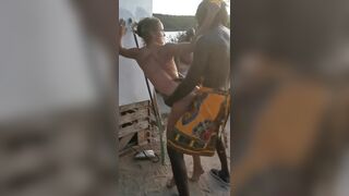 Đi du lịch bị thổ dân hiếp dâm