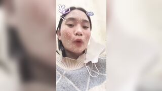 Em gái nứng lồn thủ dâm luôn ở trường cấp 1