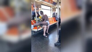 "Bé bự" bú tí "mẹ" trên tàu điện ngầm người mẹ nổi cơn tam bành khi có người nhắc nhở