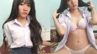 Minh Huyền 2ka10 Trời Nóng Quá Show Lồn Cho Cả Nhà Xem