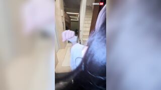 Dẫn vợ dam dang đi đổi gió chịch public trước cửa phòng