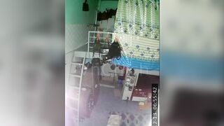 Đang tắm mà bị hở điện e gái khỏa thân chạy ra thế là bị thg a địt