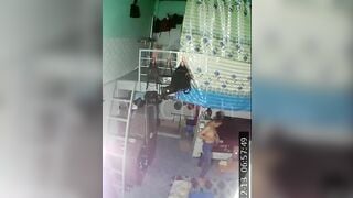 Đang tắm mà bị hở điện e gái khỏa thân chạy ra thế là bị thg a địt