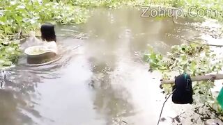 Thg con thản nhiên quay video hộ Bà mẹ ra ao tắm khoả thân thủ dâm