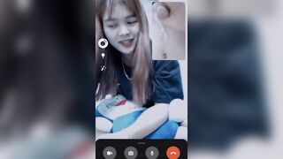 Em ấy bớt ngờ khi đang nói chuyện mà anh ấy quay xuống dưới súc ra nước