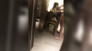 Dụ được em học sinh mới lớn vào khách sạn
