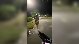 Độc lạ VN, e gái nhờ bác bán vé số sờ lồn quay video thủ dâm nơi công cộng