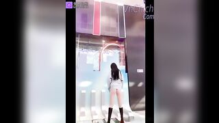 Chỉ có thể là China, Thủ dâm khoả thân đi hết siêu thị đến ngân hàng