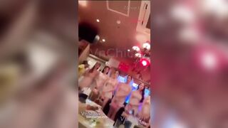 Quay lén quán karaoke Tay vịn, Thác loạn địt tập thể thản nào nhiều khách thế