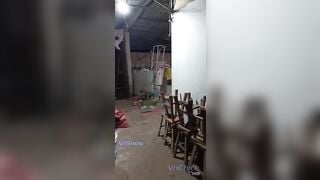 Qua nhà rủ MBBG đi chs thì phát hiện tắm ko khoá cửa nên Hiếp dâm luôn