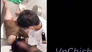 Full clip e gái bị hiếp dâm tập thể trong toilet thay nhau hiếp dâm