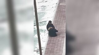Giận dỗi bạn trai nên cởi quần áo chạy ra đường giữa mùa đông