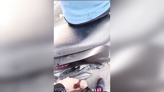 Thanh niên biến thái nhất năm, Đái vào người mấy e học sinh bị hỏng xe